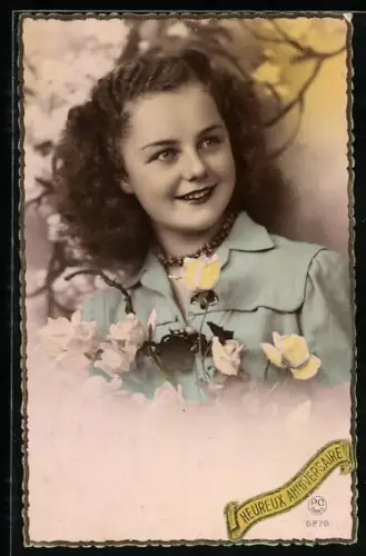 Foto-AK P. C. Paris: Junge Dame mit Rosen, Geburtstagsgruss