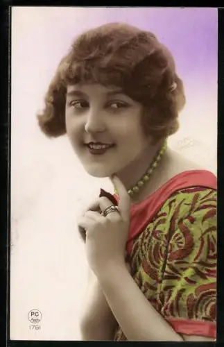 Foto-AK P. C. Paris: Junge Frau im hellgrünen Kleid