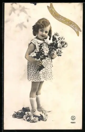 Foto-AK P. C. Paris: Kleines Mädchen mit Rosen, Geburtstagsgruss