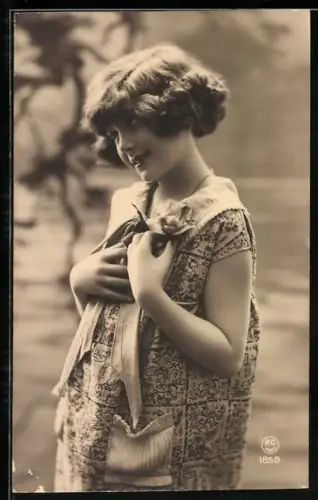 Foto-AK P. C. Paris: Mädchen im gemusterten Kleid