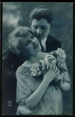 Foto-AK P. C. Paris: Liebespaar mit Rosen