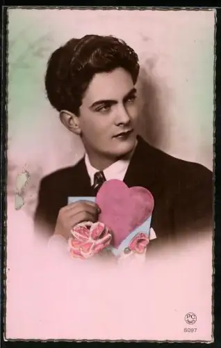 Foto-AK P. C. Paris: Eleganter Herr mit Herzkarte