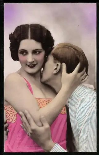 Foto-AK P. C. Paris: Leidenschaftliches Liebespaar