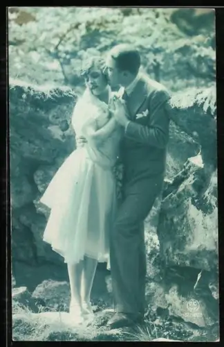 Foto-AK P. C. Paris: Liebespaar im Park