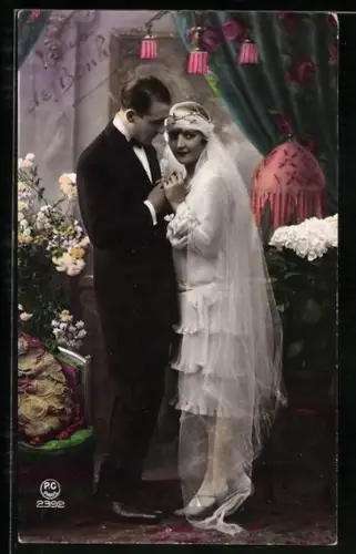 Foto-AK P. C. Paris: Brautpaar in Hochzeitskleidung