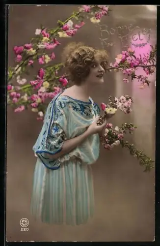 Foto-AK P. C. Paris: Junge Frau mit Blumen, Geburtstagsgruss