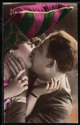Foto-AK P. C. Paris: Liebespaar küsst sich