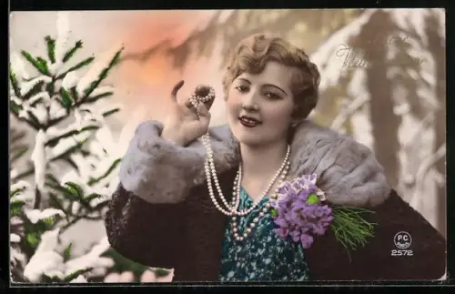 Foto-AK P. C. Paris: Elegante Dame mit Perlenkette, Weihnachtsgruss