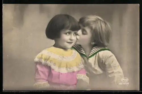 Foto-AK Amag Nr. 62707/5: Kleiner Junge küsst ein Mädchen auf die Wange