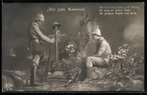 Foto-AK Amag Nr. K 92: Zwei Soldaten mit Pickelhauben am Grab eines gefallenen Kameraden