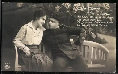 Foto-AK Amag Nr. K 275: Mannschaftssoldat in Uniform mit junger Frau auf einer Bank