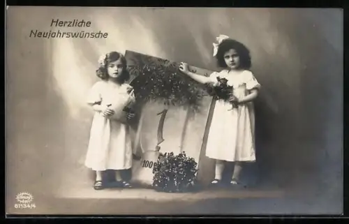 Foto-AK Amag Nr. 61134/4: Zwei kleine Mädchen mit Glückwünschen zum Neujahrstag