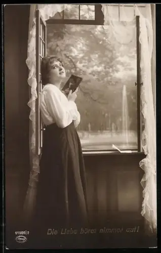 Foto-AK Amag Nr. 61566/2: Junge Frau mit dem Foto ihres Mannes