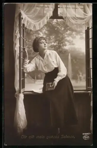 Foto-AK Amag Nr. 61566/4: Junge Frau am Fenster mit dem Foto ihres Mannes