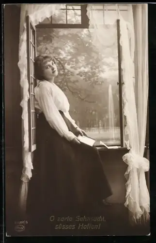 Foto-AK Amag Nr. 61566/5: Junge Frau am Fenster mit nachdenklichem Blick