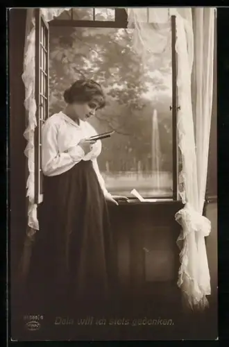 Foto-AK Amag Nr. 61566/6: Junge Frau in Betrachtung eines Fotos