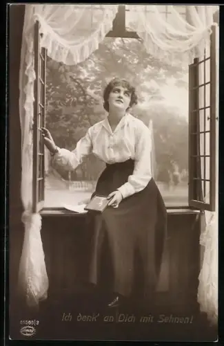 Foto-AK Amag Nr. 61566/3: Junge Frau am Fenster mit erhobenem Blick