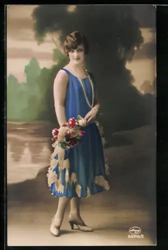 Foto-AK Amag Nr. 63946/2: Junge Frau in blauem Kleid mit Blumenstrauss