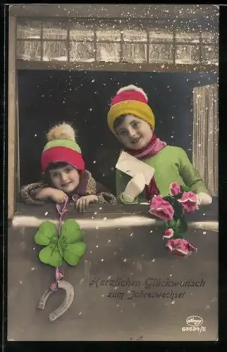 Foto-AK Amag Nr. 63534/2: Mädchen und Junge am Fenster bei Schneefall