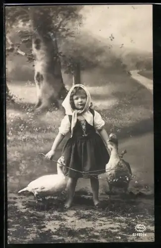 Foto-AK Amag Nr. 61492/4: Mädchen mit Kopftuch und zwei Gänsen