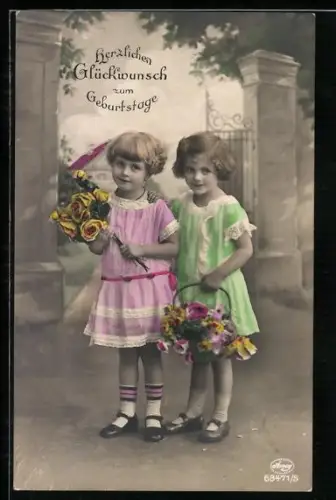 Foto-AK Amag Nr. 63471/5: Zwei kleine Mädchen mit Blumenkorb und Blumenstrauss