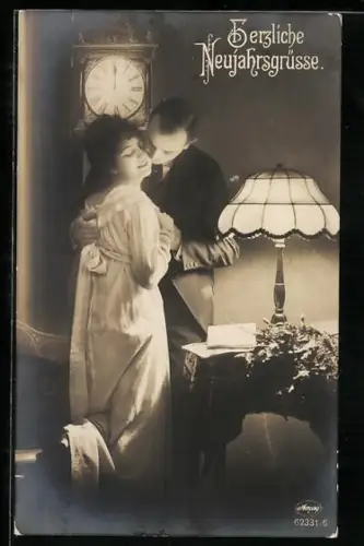 Foto-AK Amag Nr. 62331/6: Junger Mann liebkost Frau um Mitternacht zum Neuen Jahr