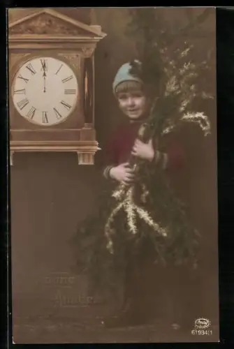 Foto-AK Amag Nr. 61934/1: Kind mit Tannenzweigen, Uhr mit Zeigerstellung um Mitternacht