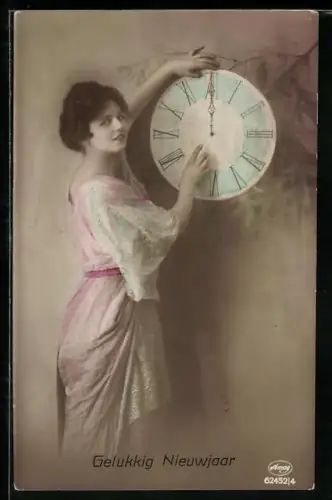 Foto-AK Amag Nr. 62452/4: Junge Frau an einer Uhr zu Mitternacht, Neujahrswünsche