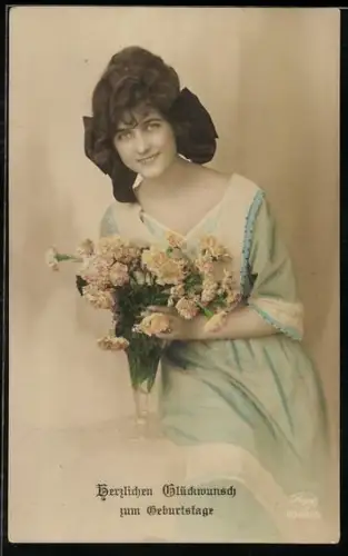 Foto-AK Amag Nr. 62499/5: Junge Frau im Kleid mit Blumenstrauss