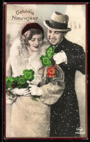 Foto-AK Amag Nr. 64583/4: Mann in Mantel und Hut mit seiner Frau bei Schneefall