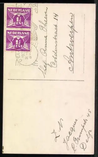 Foto-AK Amag Nr. 64583/4: Mann in Mantel und Hut mit seiner Frau bei Schneefall