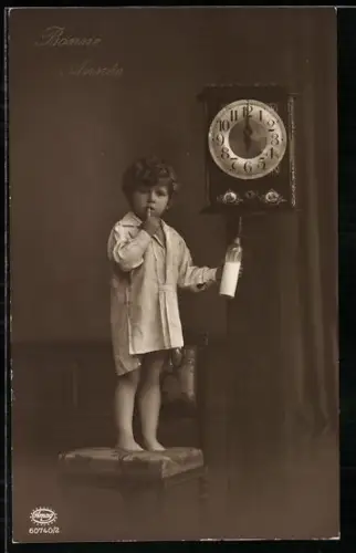 Foto-AK Amag Nr. 60740/2: Kleines Kind mit Flasche auf einem Stuhl stehend, Neujahrswünsche