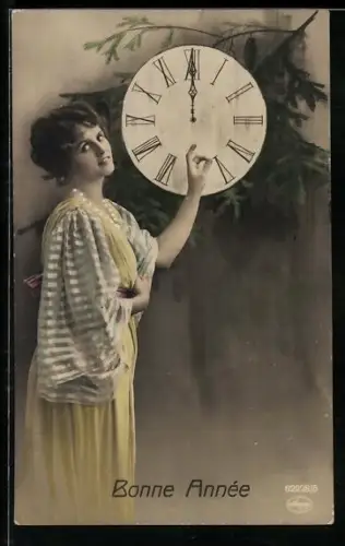 Foto-AK Amag Nr. 62228/5: Junge Frau an einer Uhr zu Mitternacht