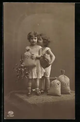Foto-AK Amag Nr. 60765/1: Zwei Kinder mit Geldsäcken, Neujahrswünsche