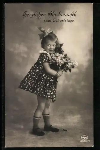 Foto-AK Amag Nr. 63731/1: Kleines Mädchen in Kleid mit Blumenmuster