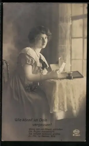 Foto-AK Amag Nr. 61790/1: Junge Frau mit geöffnetem Brief und nachdenklichem Blick