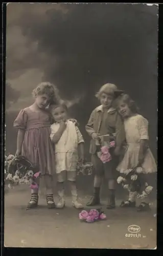 Foto-AK Amag Nr. 62711/1: Vier Kinder mit Blumenkorb und Rosensträussen
