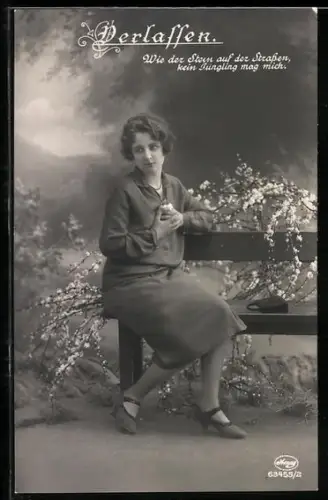 Foto-AK Amag Nr. 63455/2: Junge Frau mit betroffenem Blick auf einer Bank