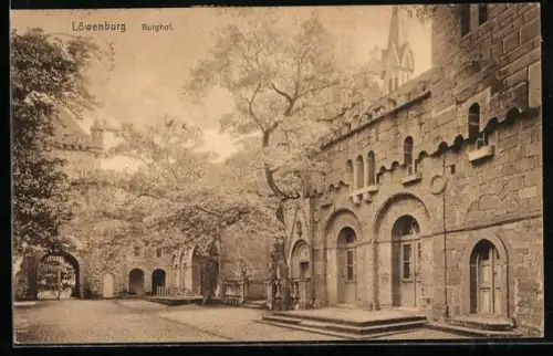 AK Kassel-Wilhelmshöhe, Burghof der Löwenburg