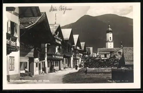 AK Garmisch, Sonnenstrasse mit Kirche und Wank im Hintergrund