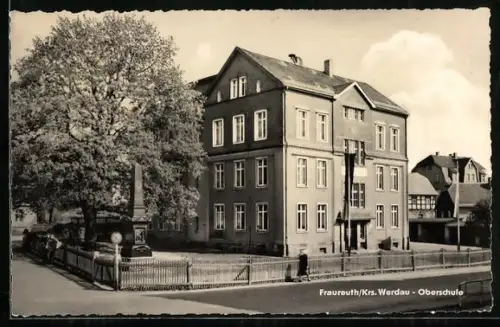 AK Fraureuth /Krs. Werdau, Oberschule mit Denkmal und Passanten