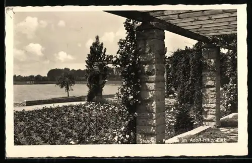 AK Stendal, Pergola im Park mit Blick auf Uferpartie