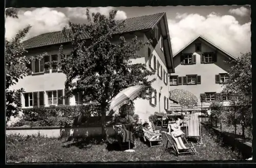 AK Wasserburg /Bodensee, Gasthaus Sonnenheim, Gartenansicht mit Gästen
