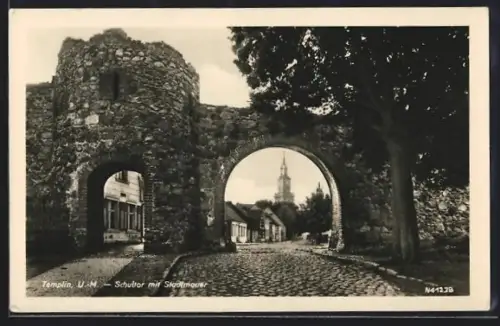 AK Templin /U.-M., Schultor mit Stadtmauer, Kirche