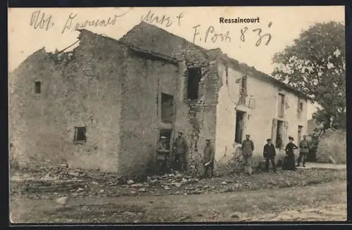 AK Ressaincourt, Maison endommagée avec des soldats devant