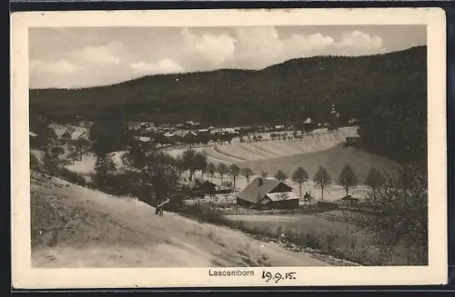 AK Lascemborn, Vue sur le village entouré de collines et de forêts