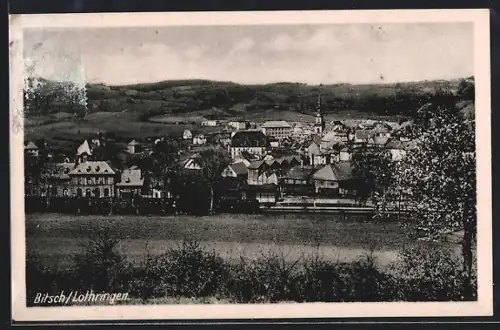 AK Bitsch /Lothringen, Vue panoramique du village avec collines en arrière-plan