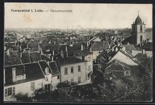 AK Saargemünd i Lothr., Vue d`ensemble de la ville avec église et toits serrés