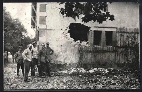 AK Lagarde /Meurthe-et-Moselle, Soldaten neben einem Loch in einer Hauswand