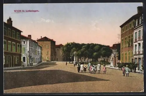 AK Wich in Lothringen, Vue de la place centrale avec groupes de personnes et bâtiments environnants